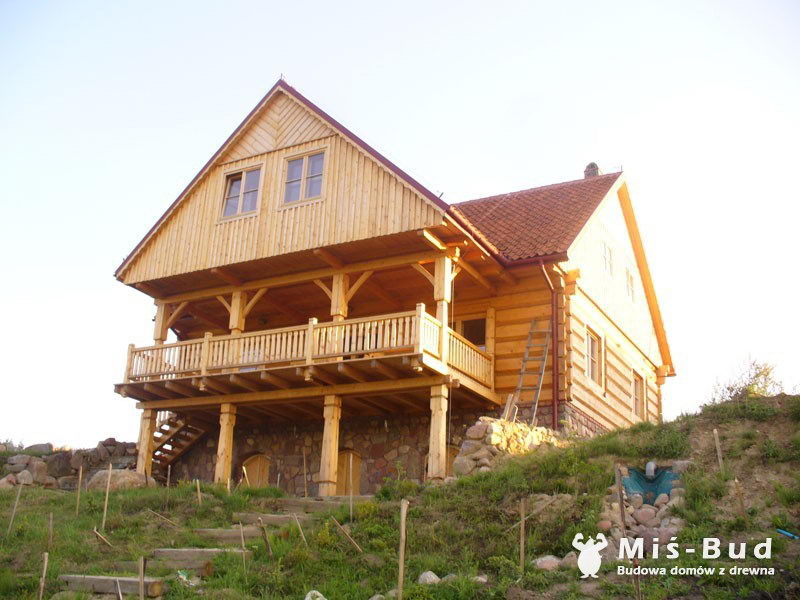 Dom zbudowany z bali drewnianych 